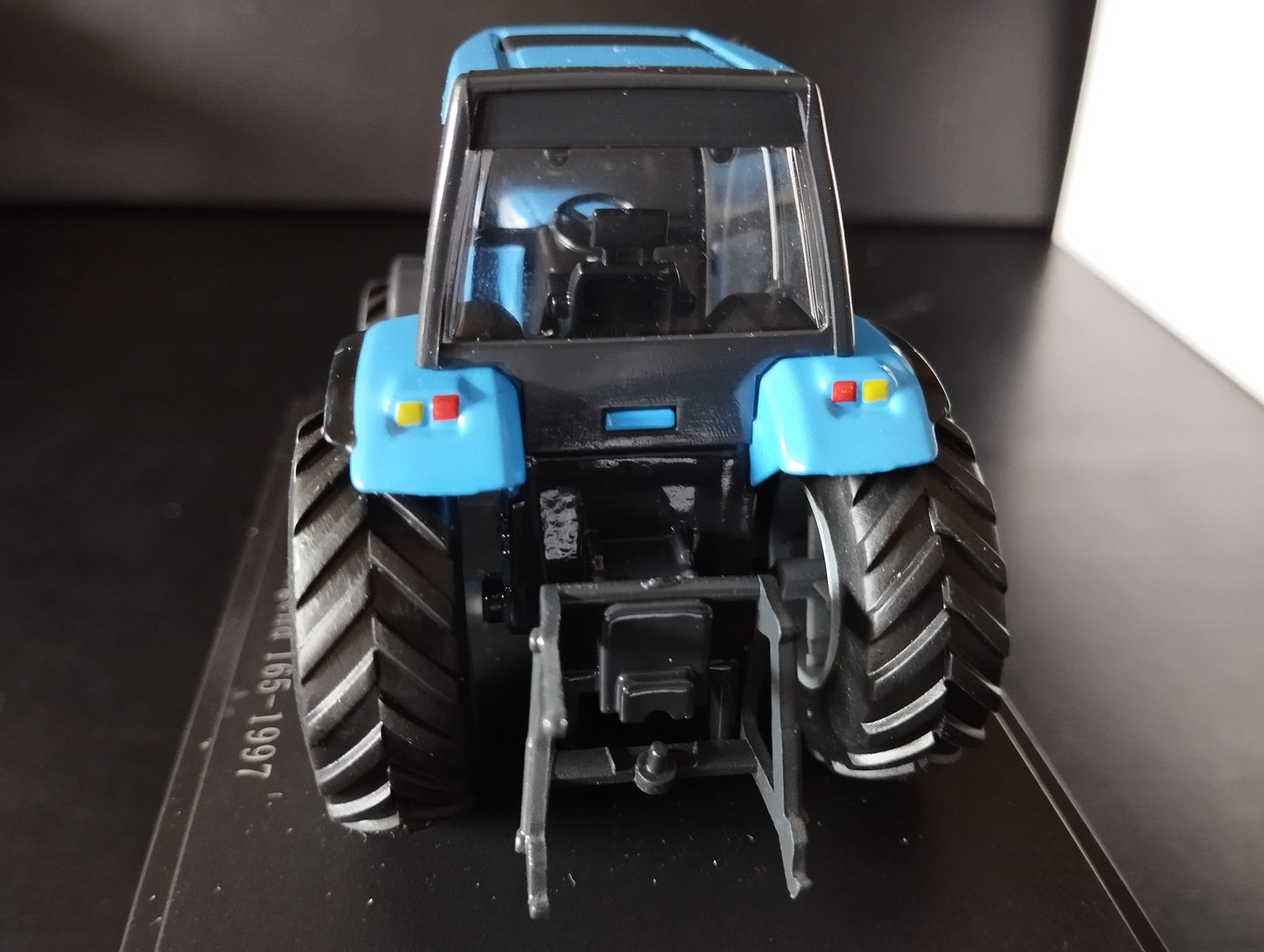 1:43 Tracteur Valtra T190-2006 bleu Neuf