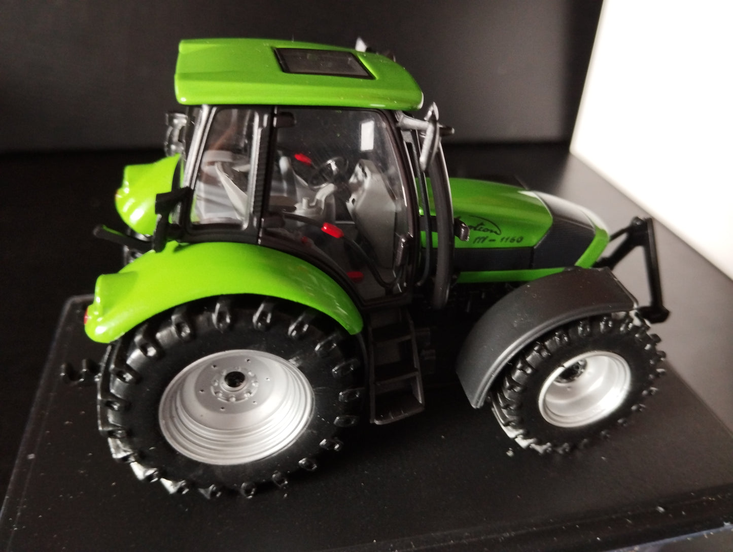 1:43 Tracteur Deutz Fahr Agrotron TTV -2003