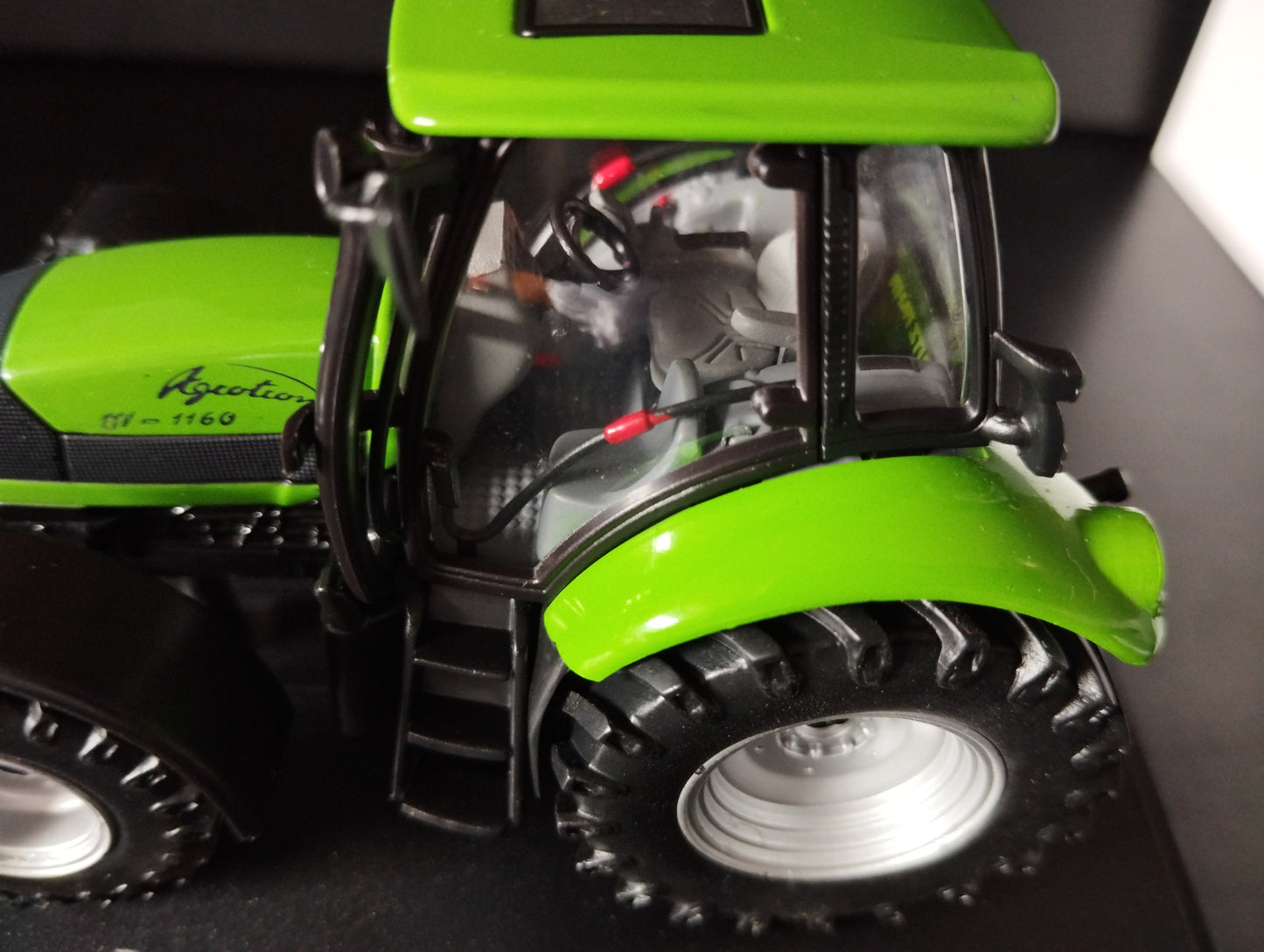 1:43 Tracteur Deutz Fahr Agrotron TTV -2003