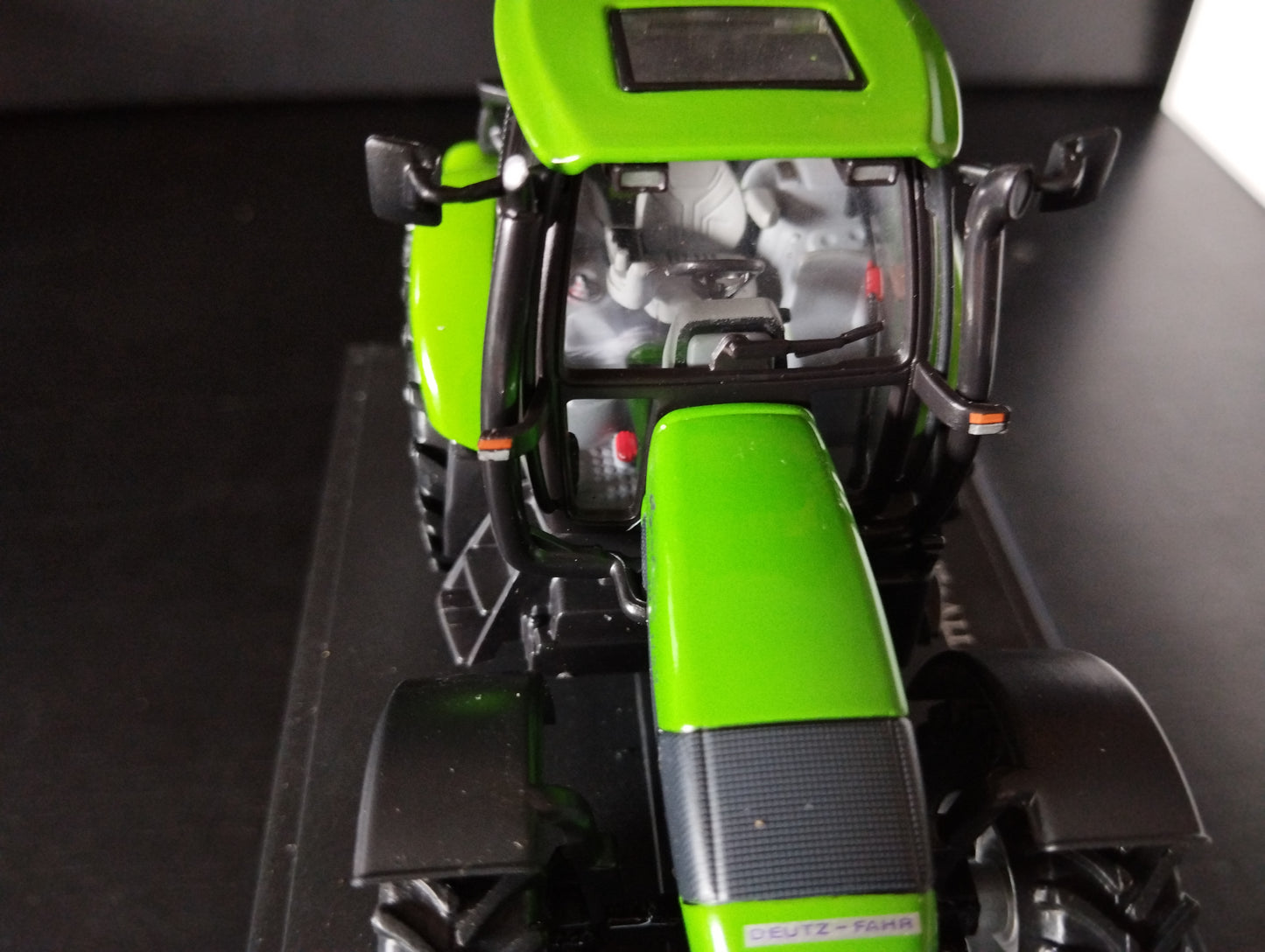 1:43 Tracteur Deutz Fahr Agrotron TTV -2003