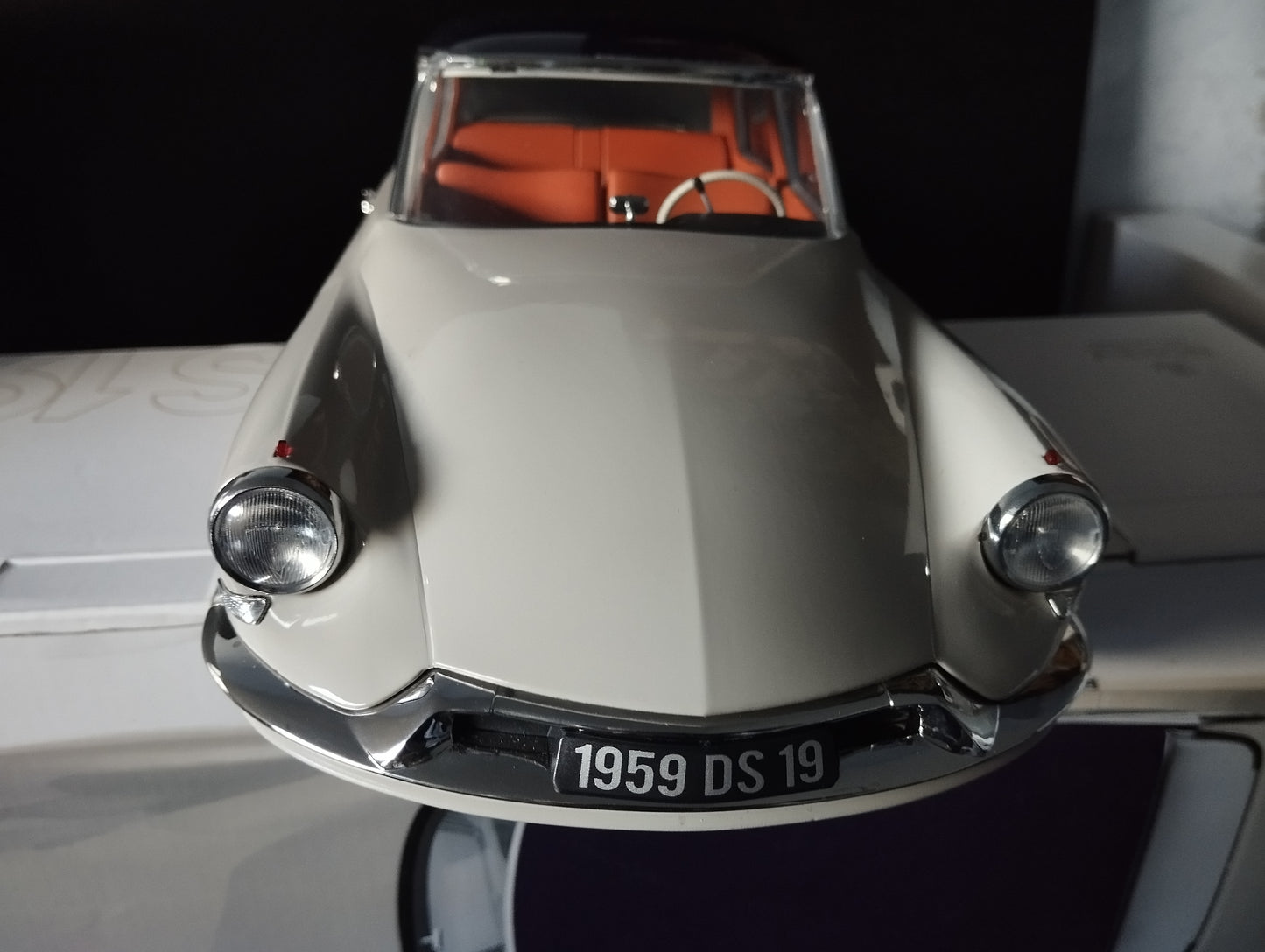 1/12 Citroën DS 19 . 1959 gris rosé d'occasion Norev