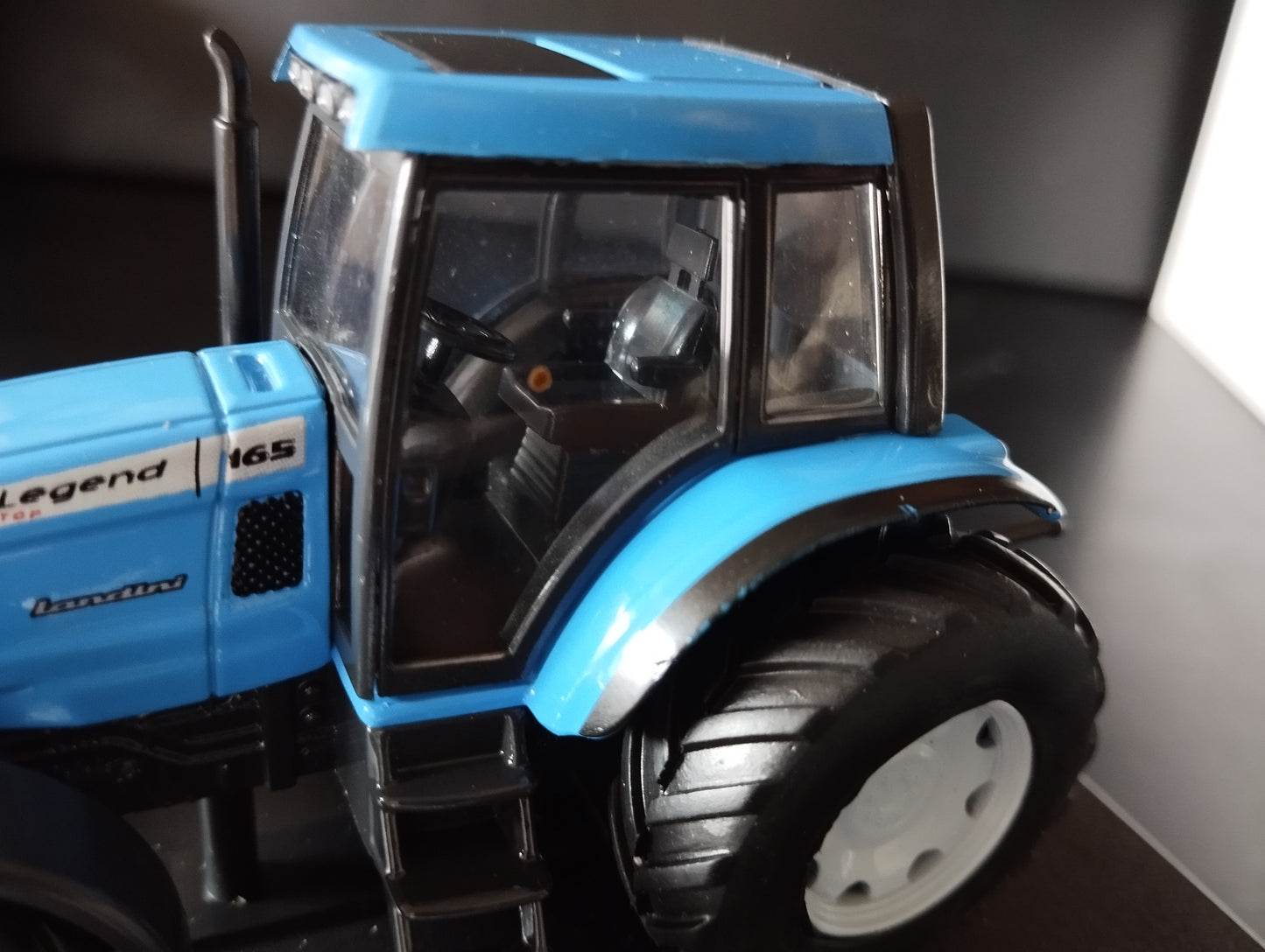 1:43 Tracteur Valtra T190-2006 bleu Neuf