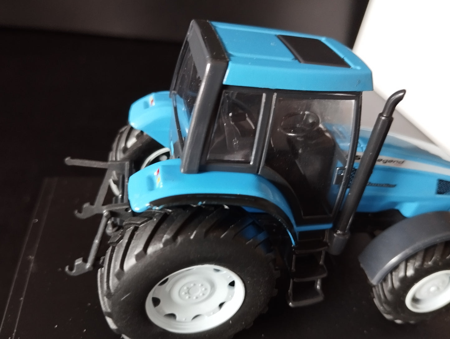 1:43 Tracteur Valtra T190-2006 bleu Neuf