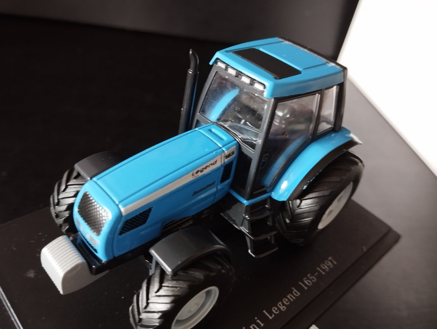 1:43 Tracteur Valtra T190-2006 bleu Neuf