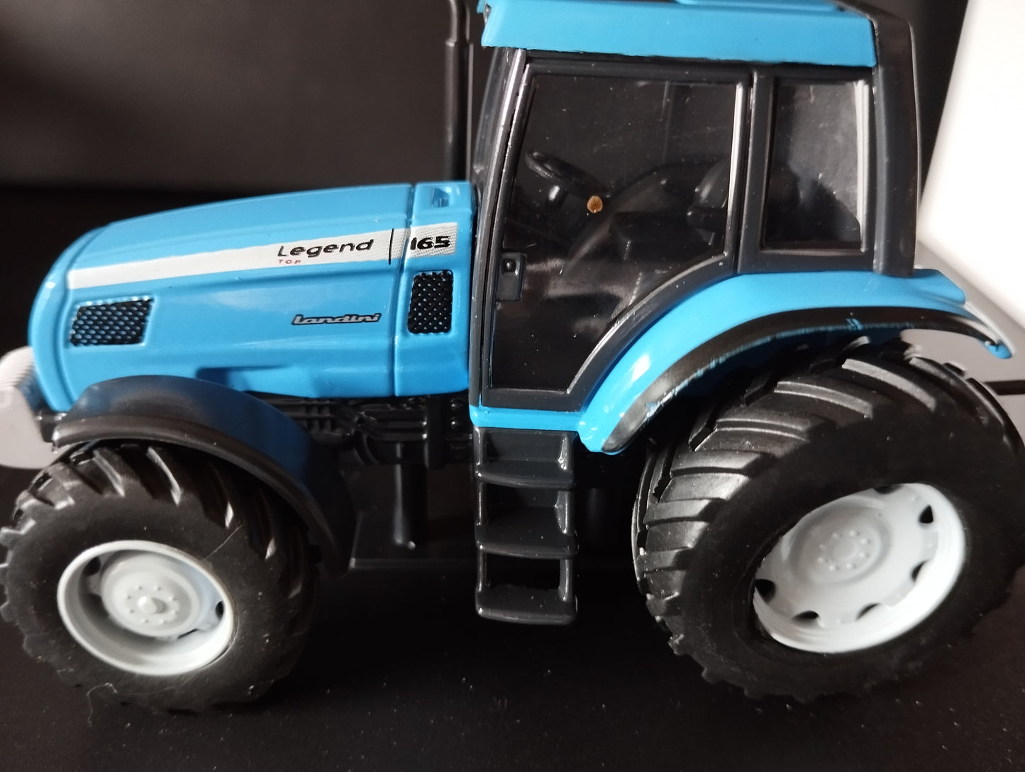 1:43 Tracteur Valtra T190-2006 bleu Neuf