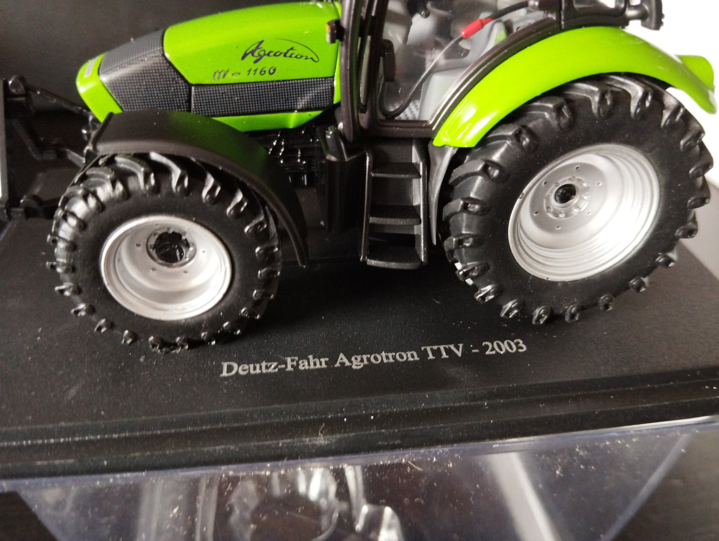 1:43 Tracteur Deutz Fahr Agrotron TTV -2003