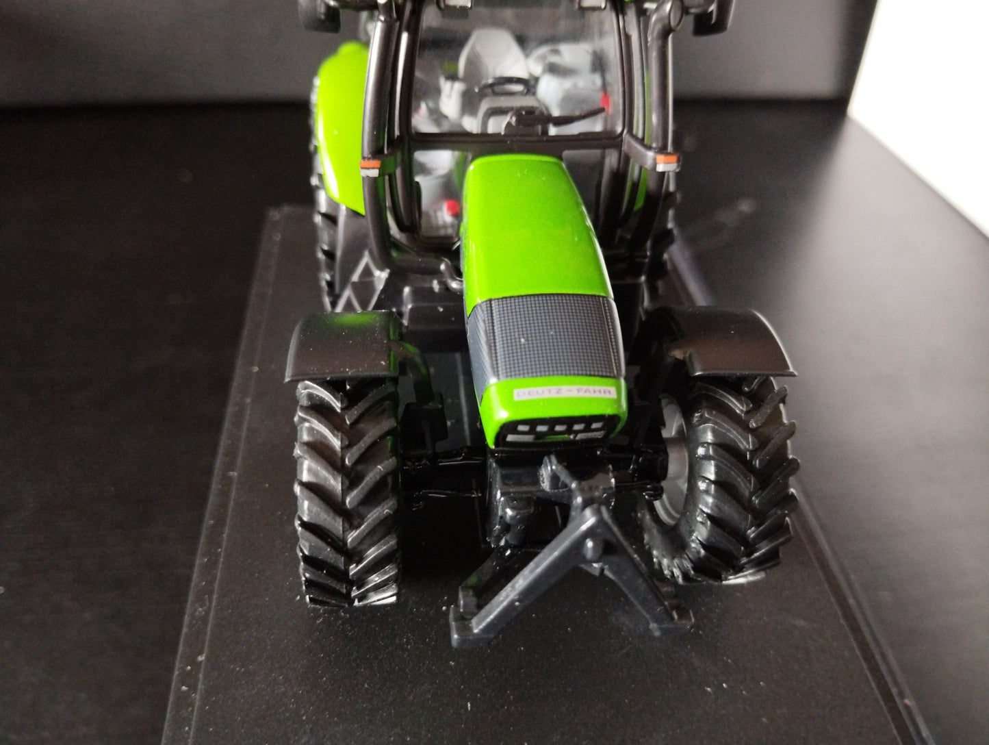 1:43 Tracteur Deutz Fahr Agrotron TTV -2003